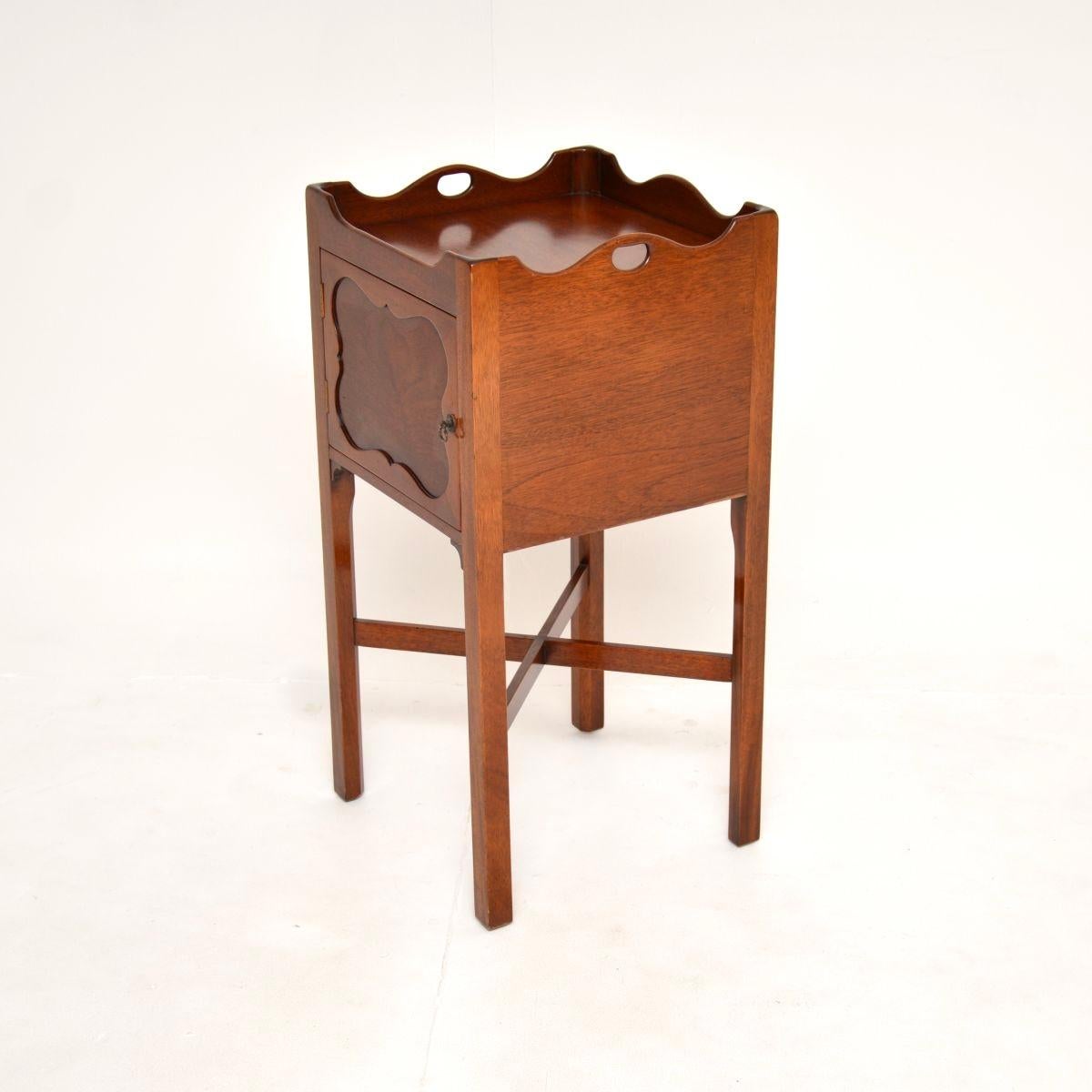 Armario antiguo de estilo georgiano sobre patas mediados del siglo XX en venta