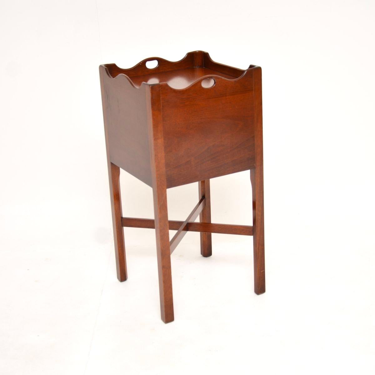 Armario antiguo de estilo georgiano sobre patas Madera en venta