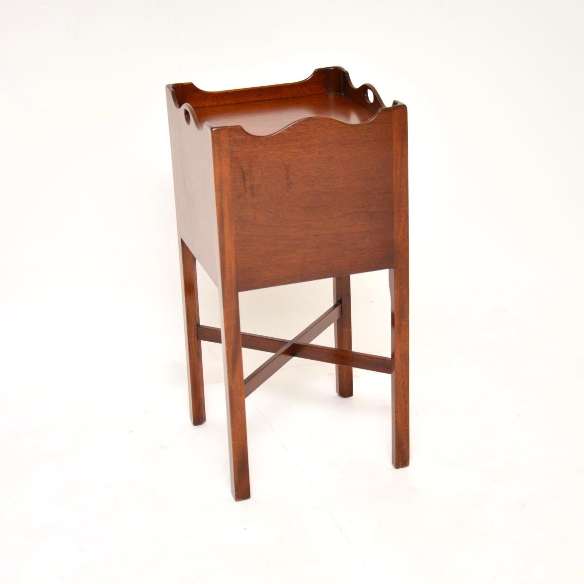 Armario antiguo de estilo georgiano sobre patas en venta 1