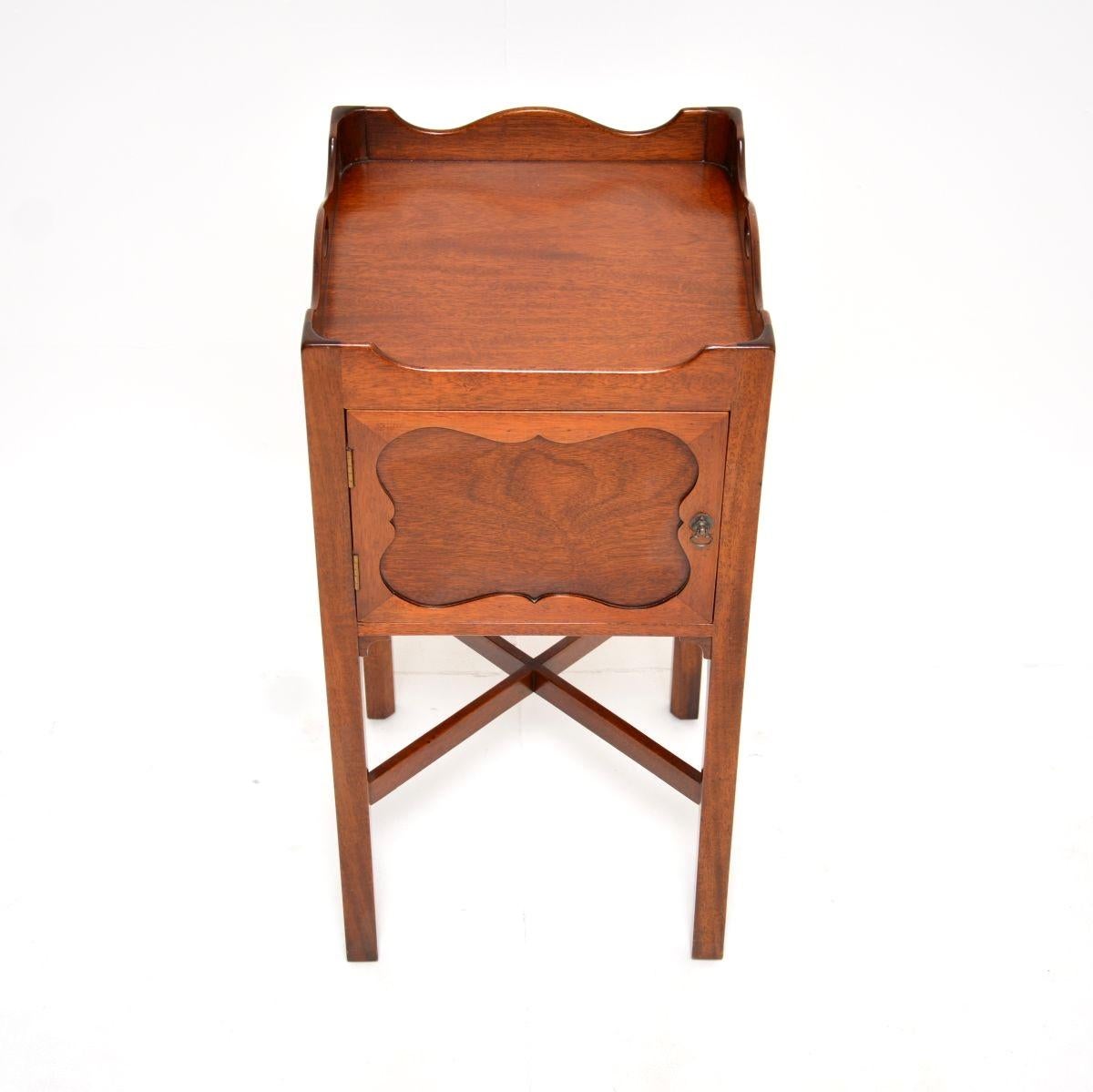 Armario antiguo de estilo georgiano sobre patas en venta 2