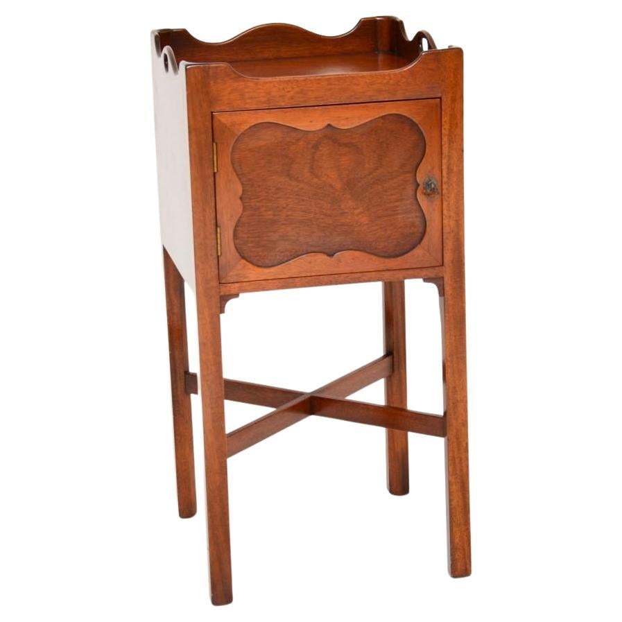 Armario antiguo de estilo georgiano sobre patas en venta