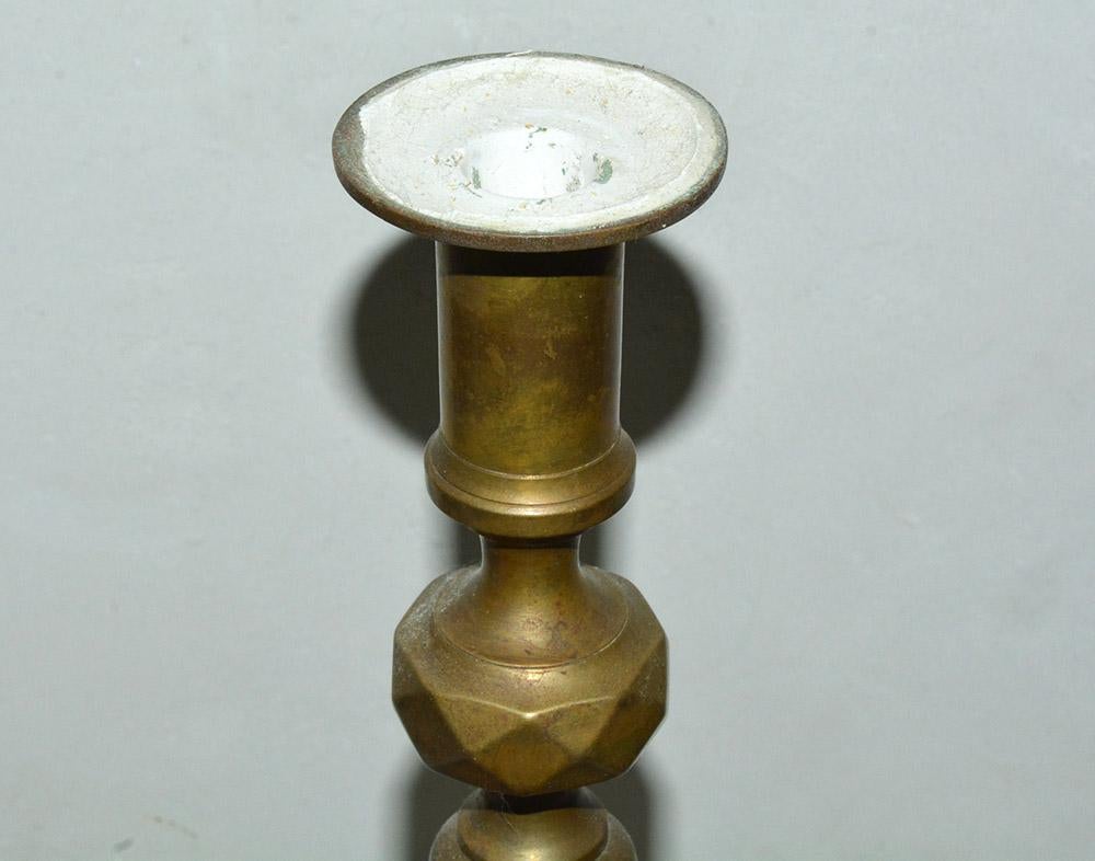 Georgianischer Messing-Kerzenhalter mit abgeschnittenen Ecken, quadratischem Sockel und schönem, gedrechseltem Stiel in schwerer Ausführung, wunderbare Alterspatina.