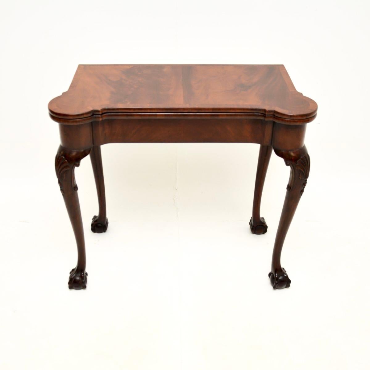 A smart and beautifully made antique card / console table. This was made in England, it is in the Georgian style and dates from the 1890-1900 period.

The quality is outstanding, this is a lovely size and makes a very useful console table when not