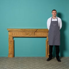 Antigua repisa de chimenea de pino tallado de estilo georgiano