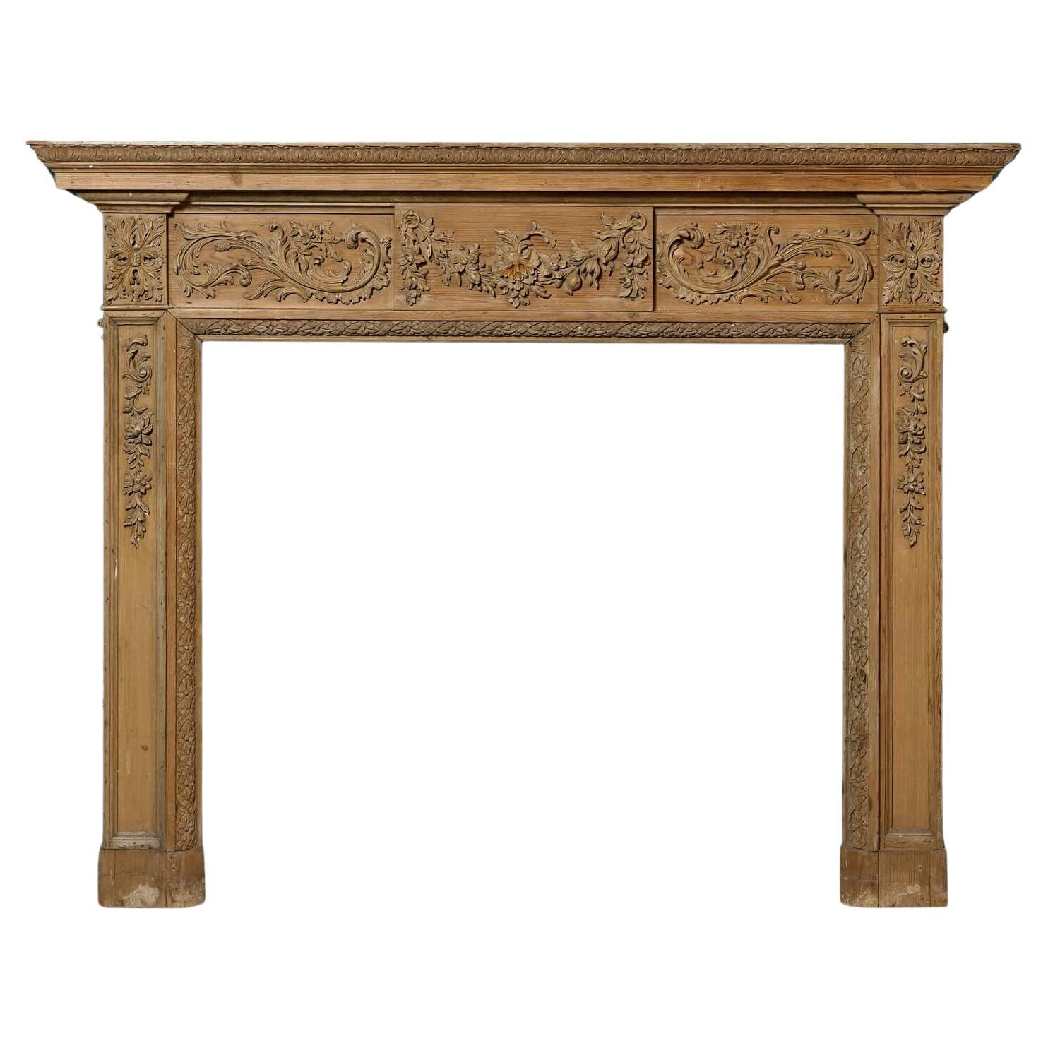 Cheminée ancienne en pin sculpté de style géorgien