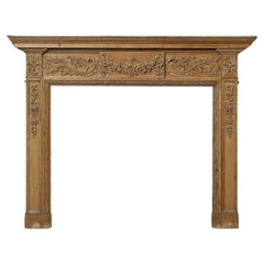 Cheminée ancienne en pin sculpté de style géorgien