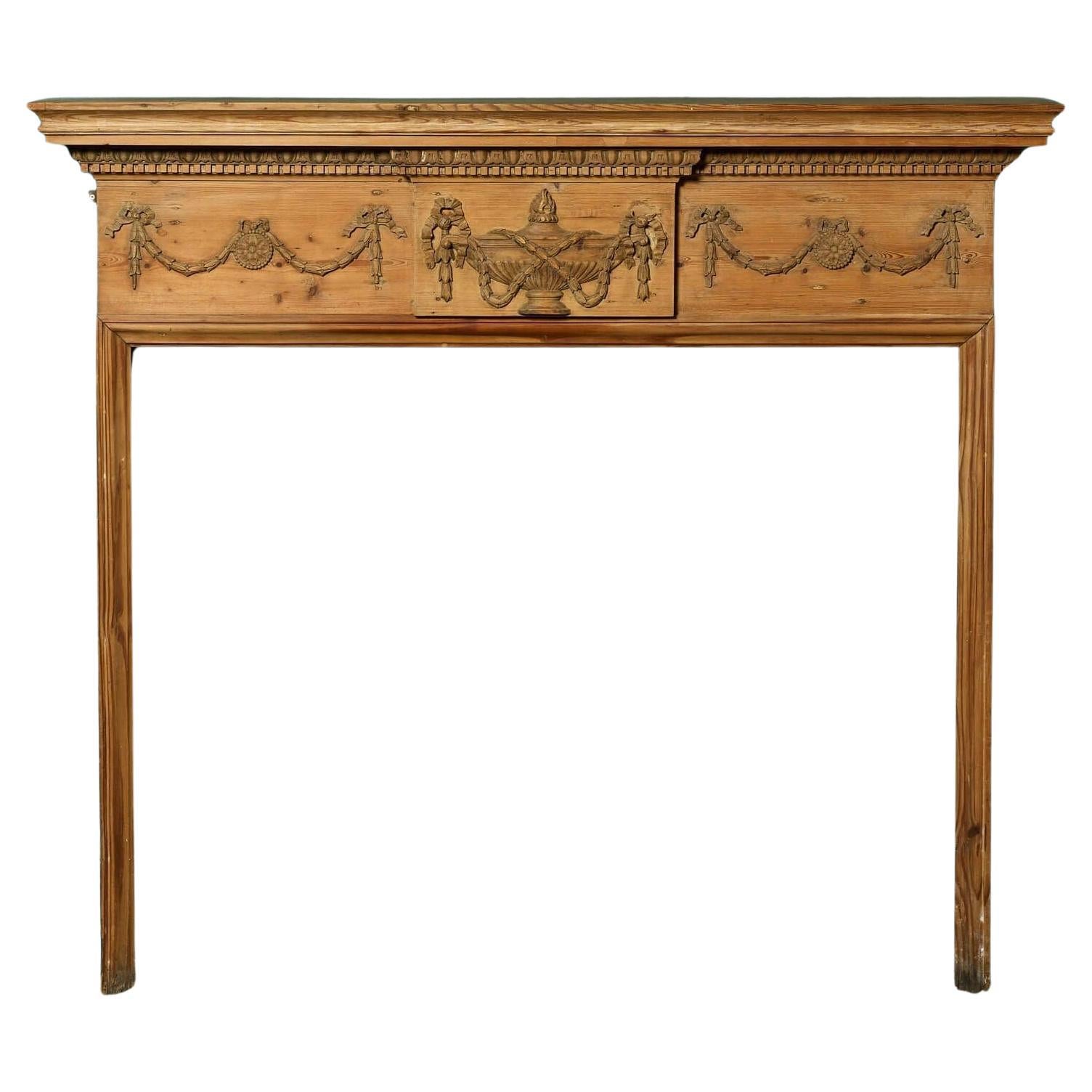 Cheminée ancienne en pin sculpté de style géorgien