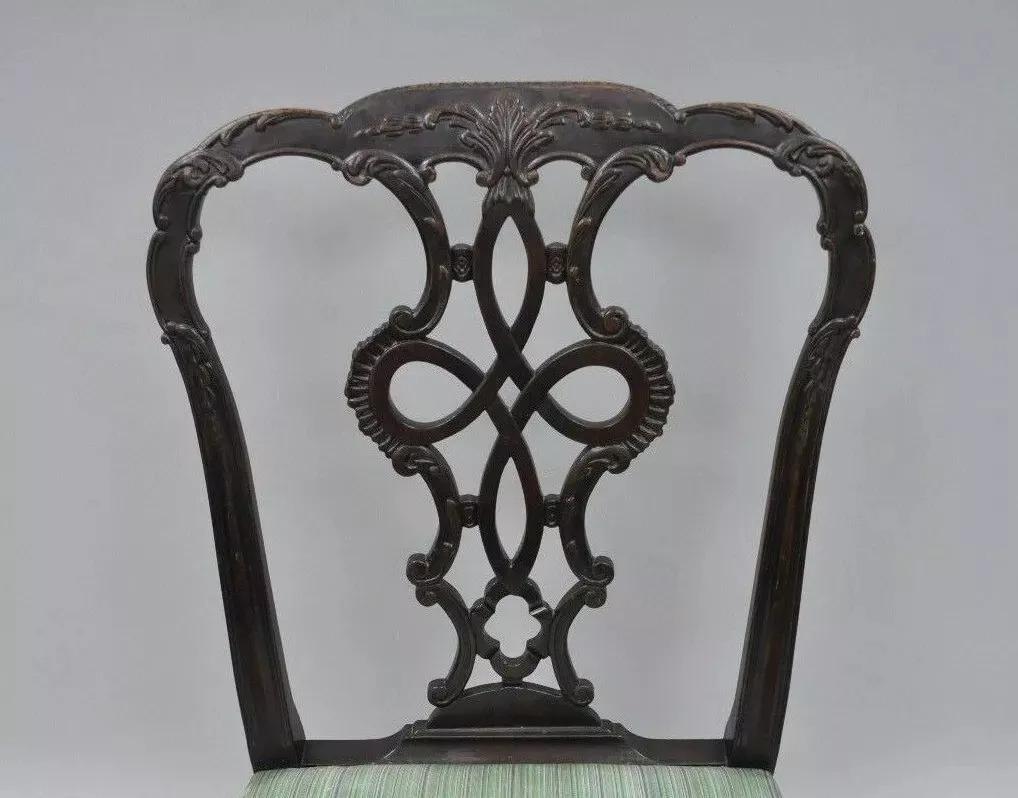 Antique Georgian Style Carved Ribbon Back Solid Mahogany Dining Side Chair (C). L'article se caractérise par une construction en bois massif, un dossier finement sculpté, des pieds en cabriole, des genoux sculptés, une chaise ancienne de grande