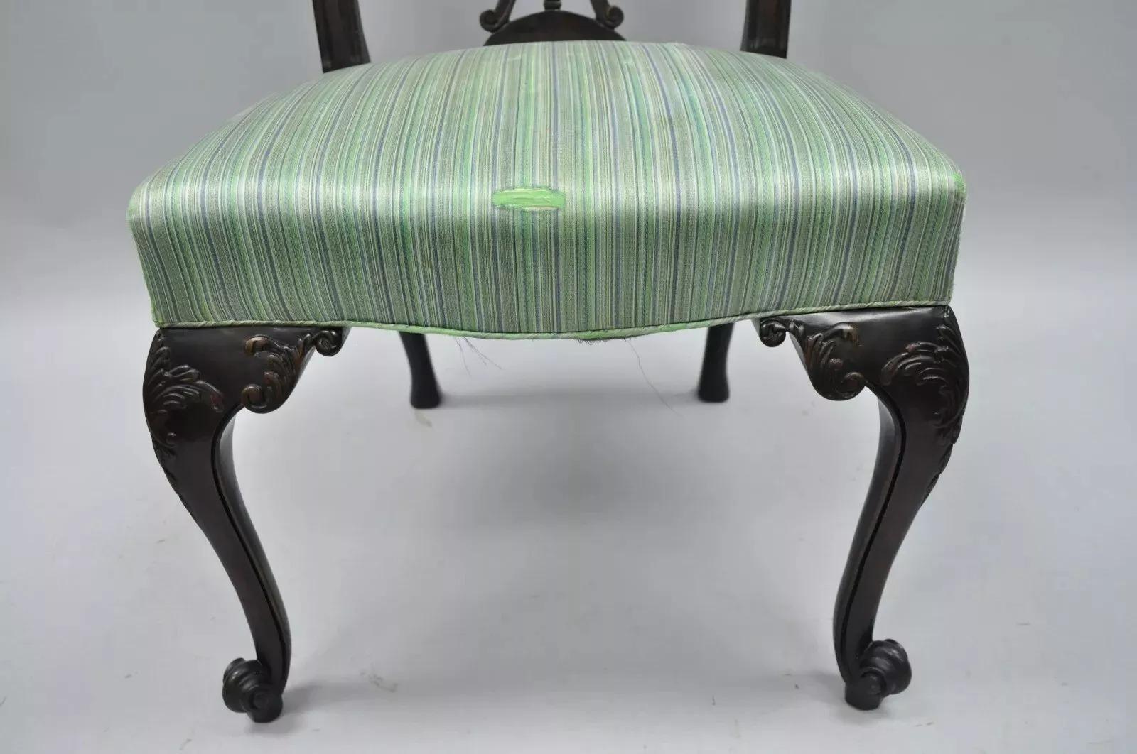 Georgien Chaise d'appoint de salle à manger de style géorgien ancien à dossier en ruban sculpté en acajou massif (A) en vente