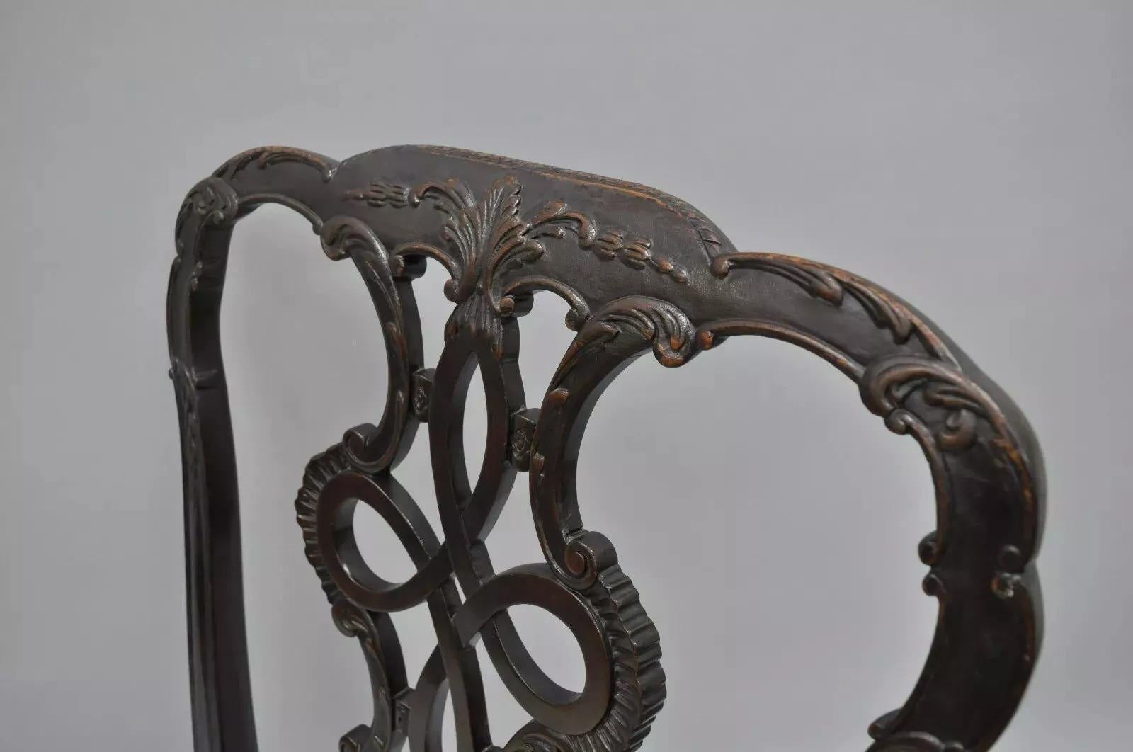 20ième siècle Chaise d'appoint de salle à manger de style géorgien ancien à dossier en ruban sculpté en acajou massif (A) en vente