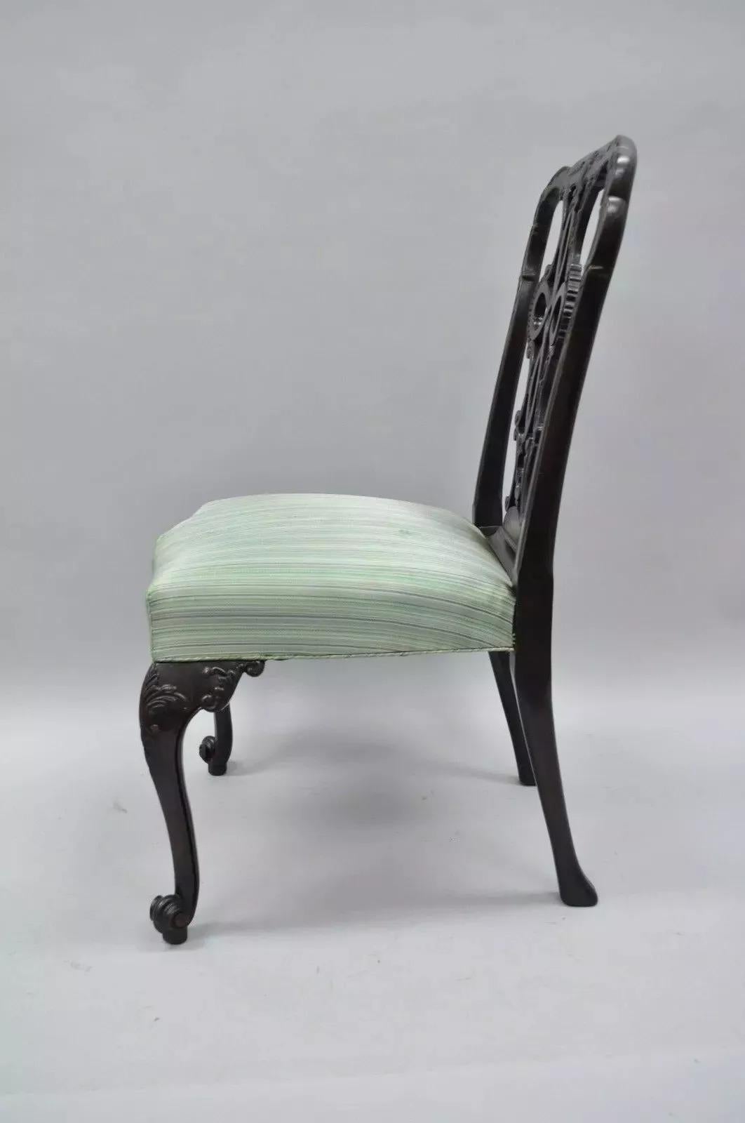 Acajou Chaise d'appoint de salle à manger de style géorgien ancien à dossier en ruban sculpté en acajou massif (A) en vente