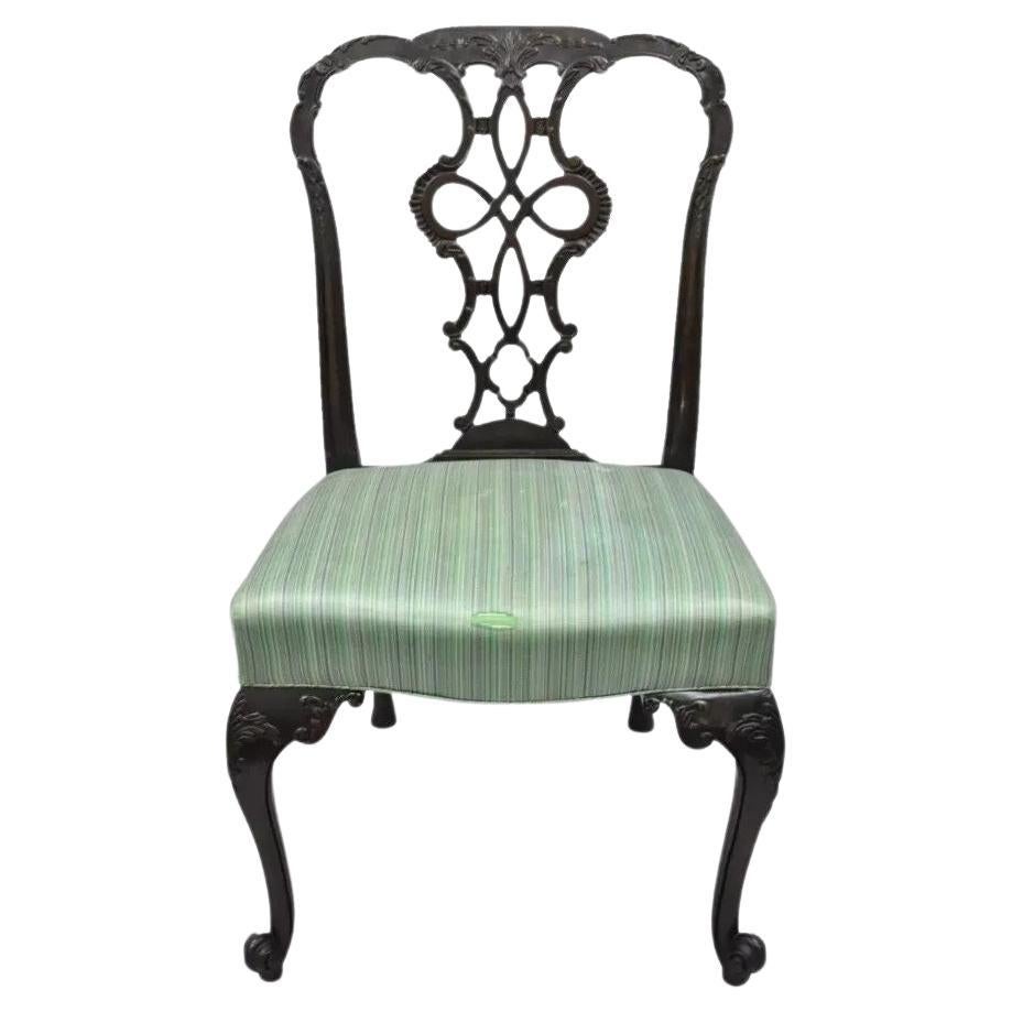 Silla auxiliar de comedor antigua de caoba maciza con respaldo tallado de estilo georgiano (A)