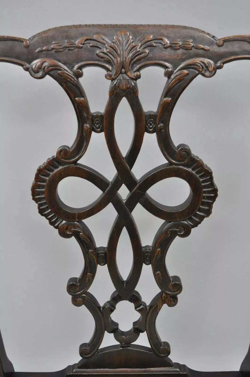 Ancienne chaise de salle à manger en acajou massif à dossier rubané sculpté de style géorgien (B). L'article se caractérise par une construction en bois massif, un dossier finement sculpté, des pieds en cabriole, des genoux sculptés, une chaise