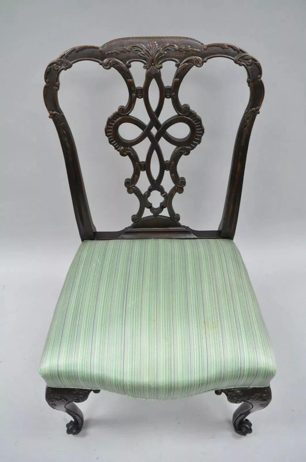 Georgien Chaise d'appoint de salle à manger de style géorgien ancien à dossier en ruban sculpté en acajou massif (B) en vente