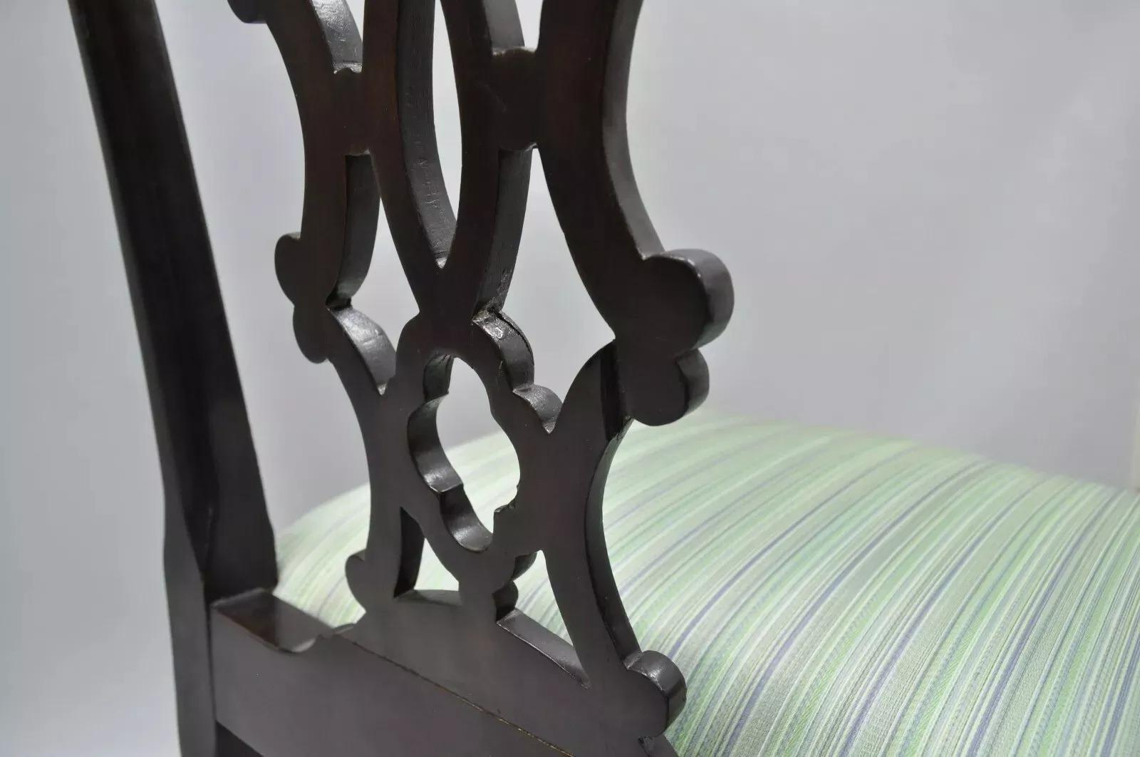 Acajou Chaise d'appoint de salle à manger de style géorgien ancien à dossier en ruban sculpté en acajou massif (B) en vente