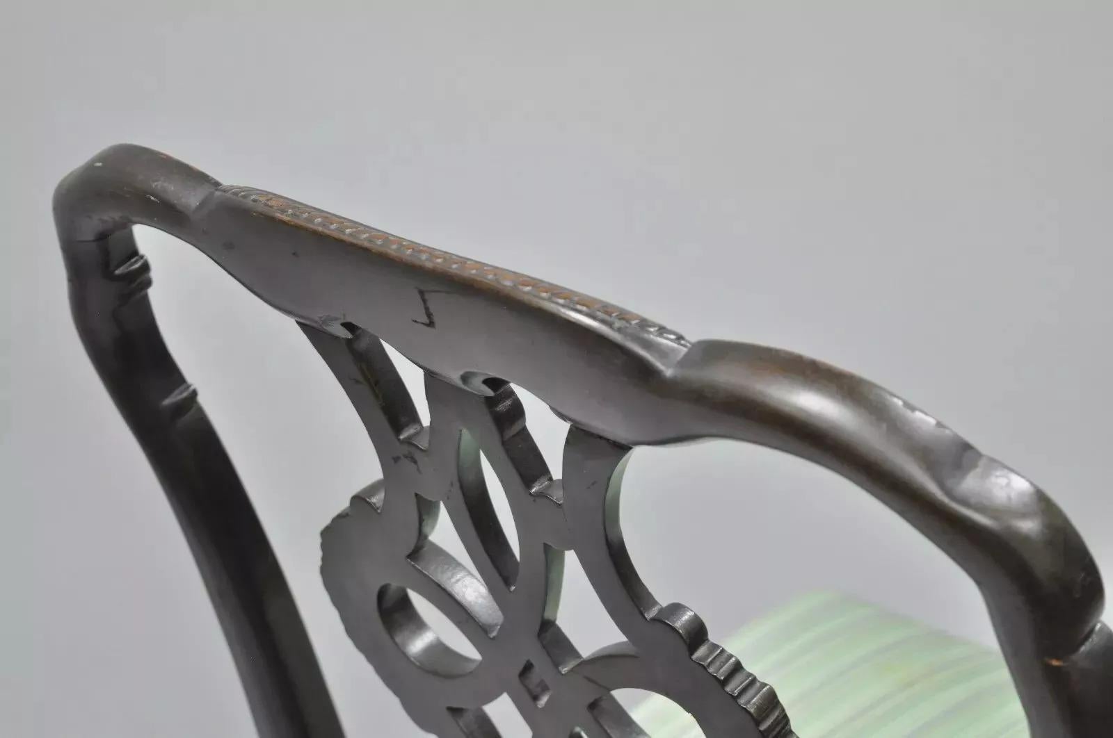 Chaise d'appoint de salle à manger de style géorgien ancien à dossier en ruban sculpté en acajou massif (B) en vente 1