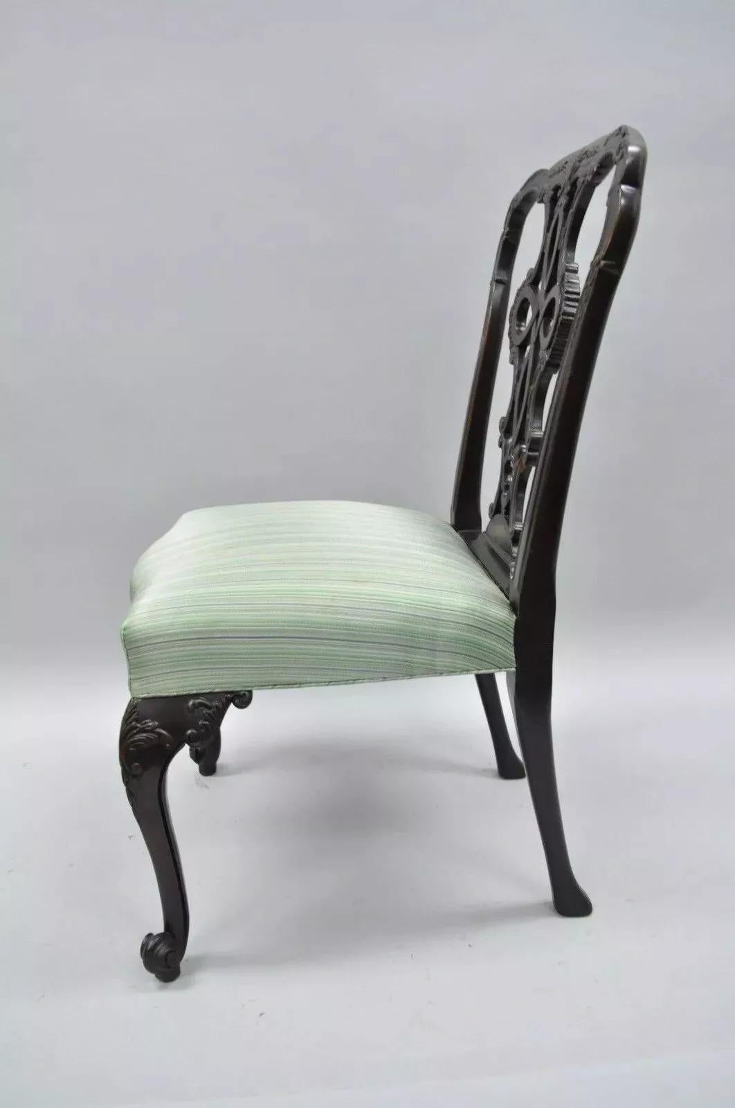 Chaise d'appoint de salle à manger de style géorgien ancien à dossier en ruban sculpté en acajou massif (B) en vente 2