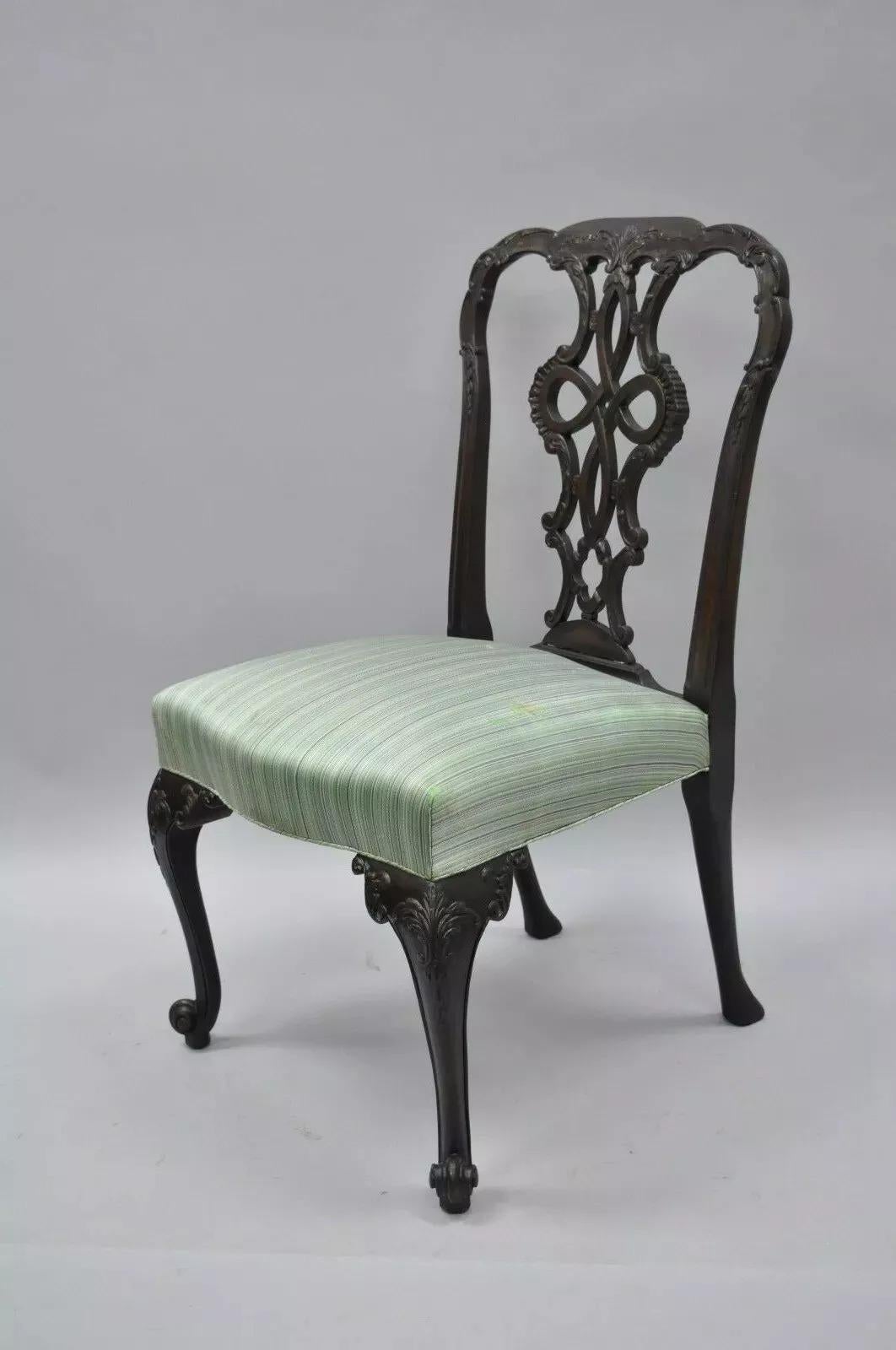 Antique Georgian Style Carved Ribbon Back Solid Mahogany Dining Side Chair (C). L'article se caractérise par une construction en bois massif, un dossier finement sculpté, des pieds en cabriole, des genoux sculptés, une chaise ancienne de grande