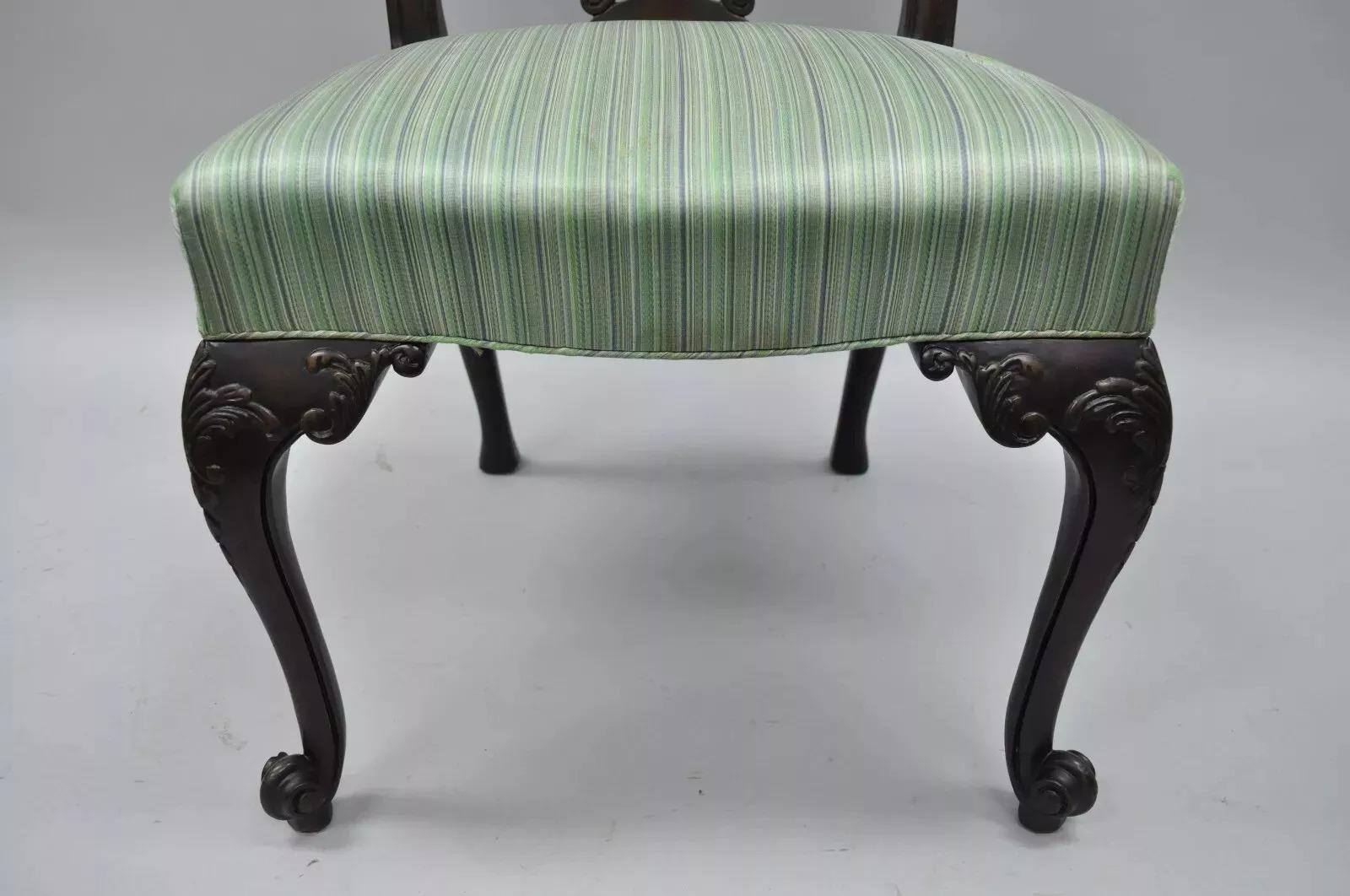 Inconnu Chaise d'appoint de salle à manger de style géorgien ancien à dossier en ruban sculpté en acajou massif (C) en vente