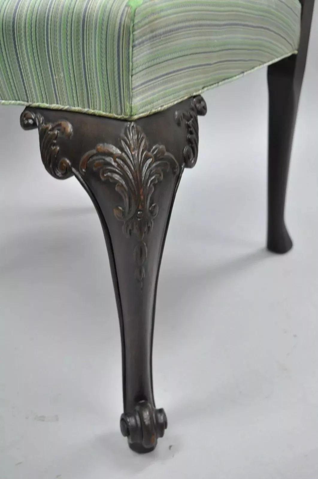 20ième siècle Chaise d'appoint de salle à manger de style géorgien ancien à dossier en ruban sculpté en acajou massif (C) en vente