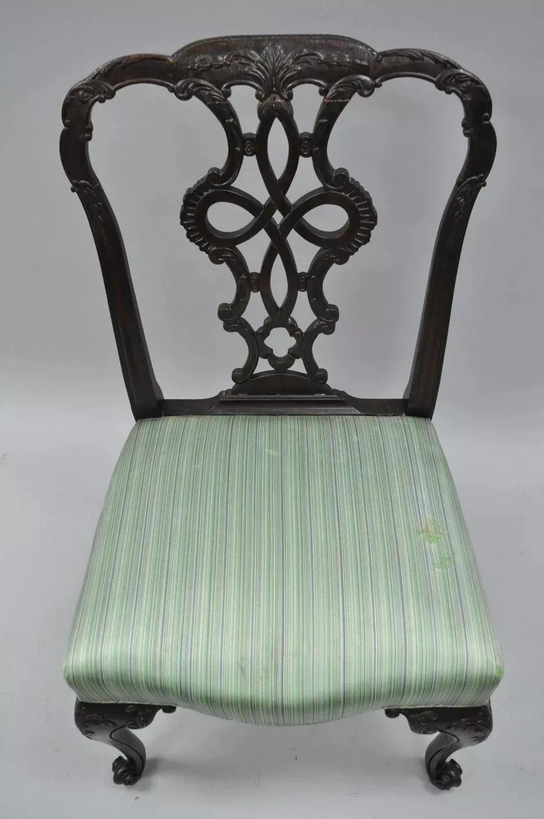Chaise d'appoint de salle à manger de style géorgien ancien à dossier en ruban sculpté en acajou massif (C) en vente 2