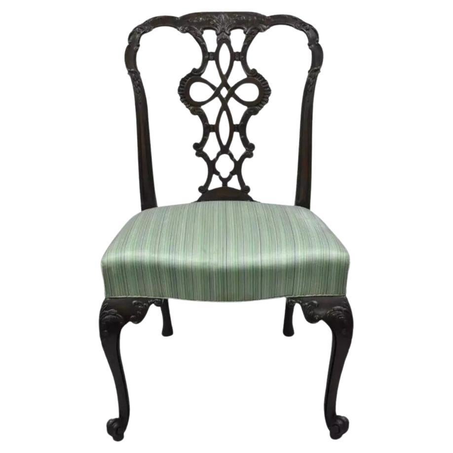 Silla auxiliar de comedor antigua de caoba maciza con respaldo tallado de estilo georgiano (C)