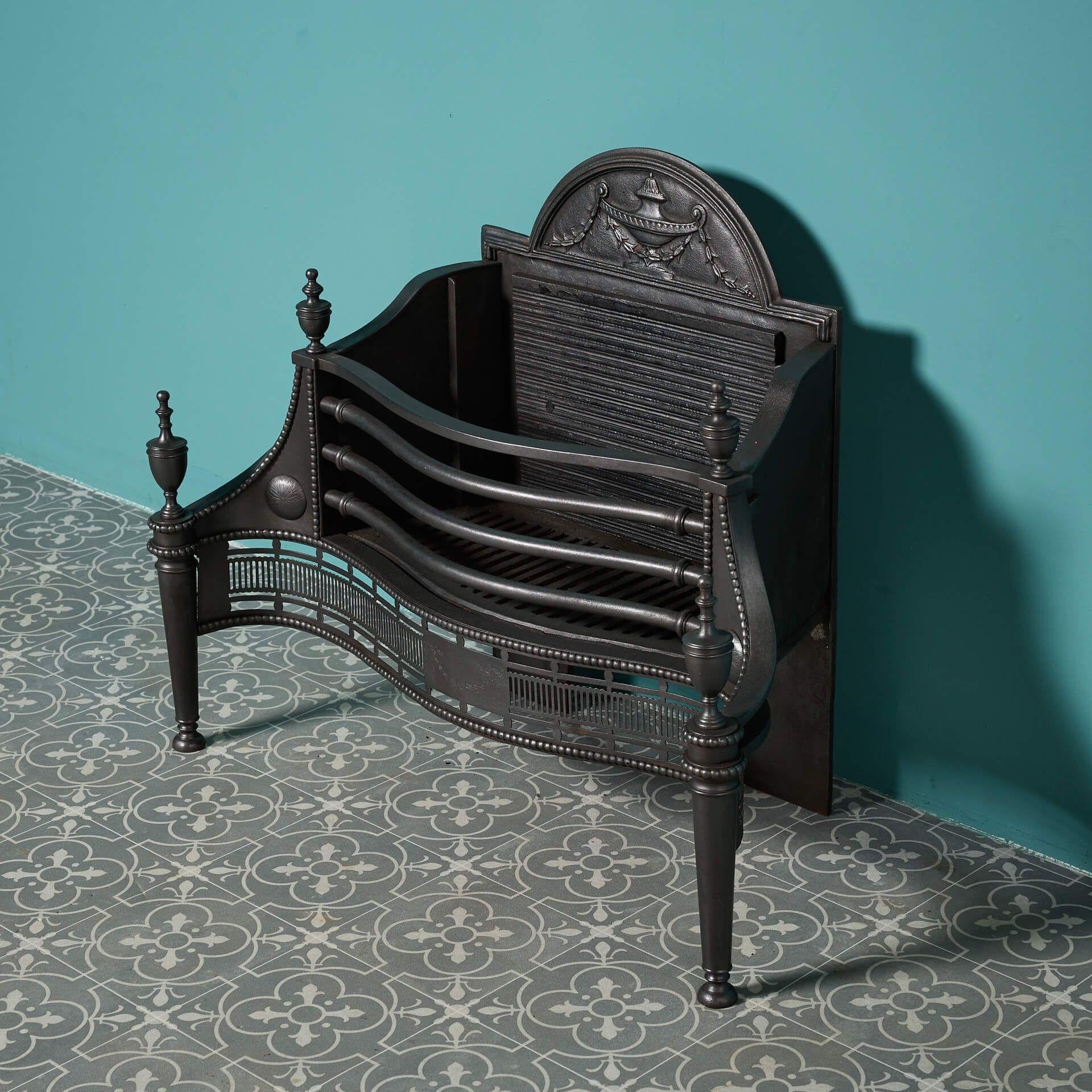 Antique Georgian Style Cast Iron Fire Grate In Fair Condition For Sale In Wormelow, Herefordshire