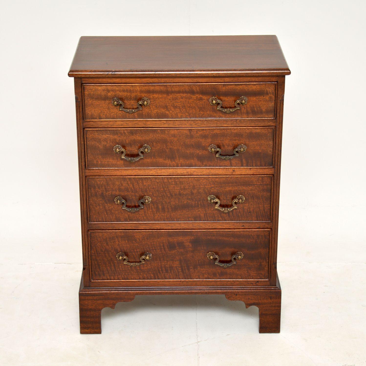 An excellent chest of drawers in the antique Georgian style. This was made in England, it dates from around the 1950’s period.

It is is a very useful size, not taking up much space yet offering lots of storage space. It sits on bracket feet, has