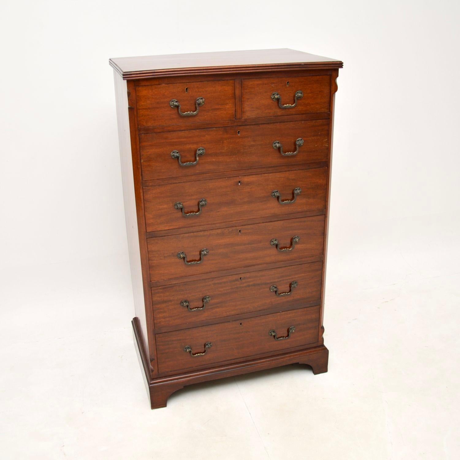 A large and impressive antique chest of drawers. This was made in England, it dates from around the 1900-1910 period.

It is of superb quality, this sits on bracket feet, has canted front edges and a grooved edges. The generous drawers have