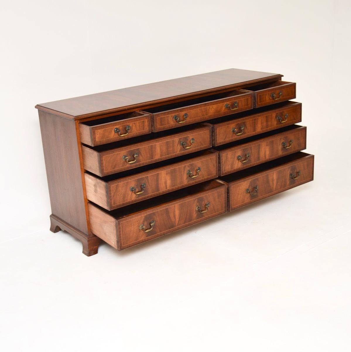 Una cassettiera / credenza antica in stile georgiano, elegante ed estremamente ben fatta, che sarebbe ideale anche come porta TV. Questo modello è stato prodotto in Inghilterra e risale agli anni '30-'50 circa.

È di qualità straordinaria e ha