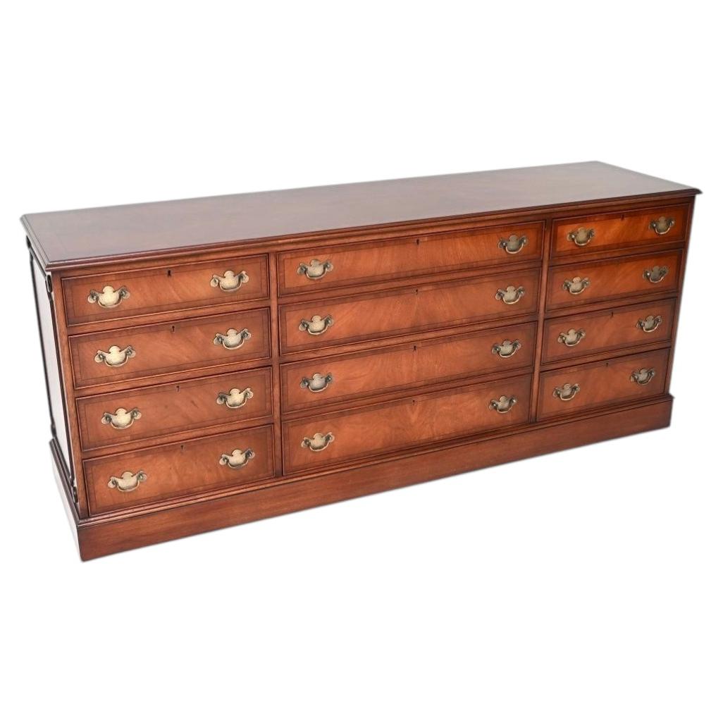 Ancienne commode / buffet de style géorgien en vente