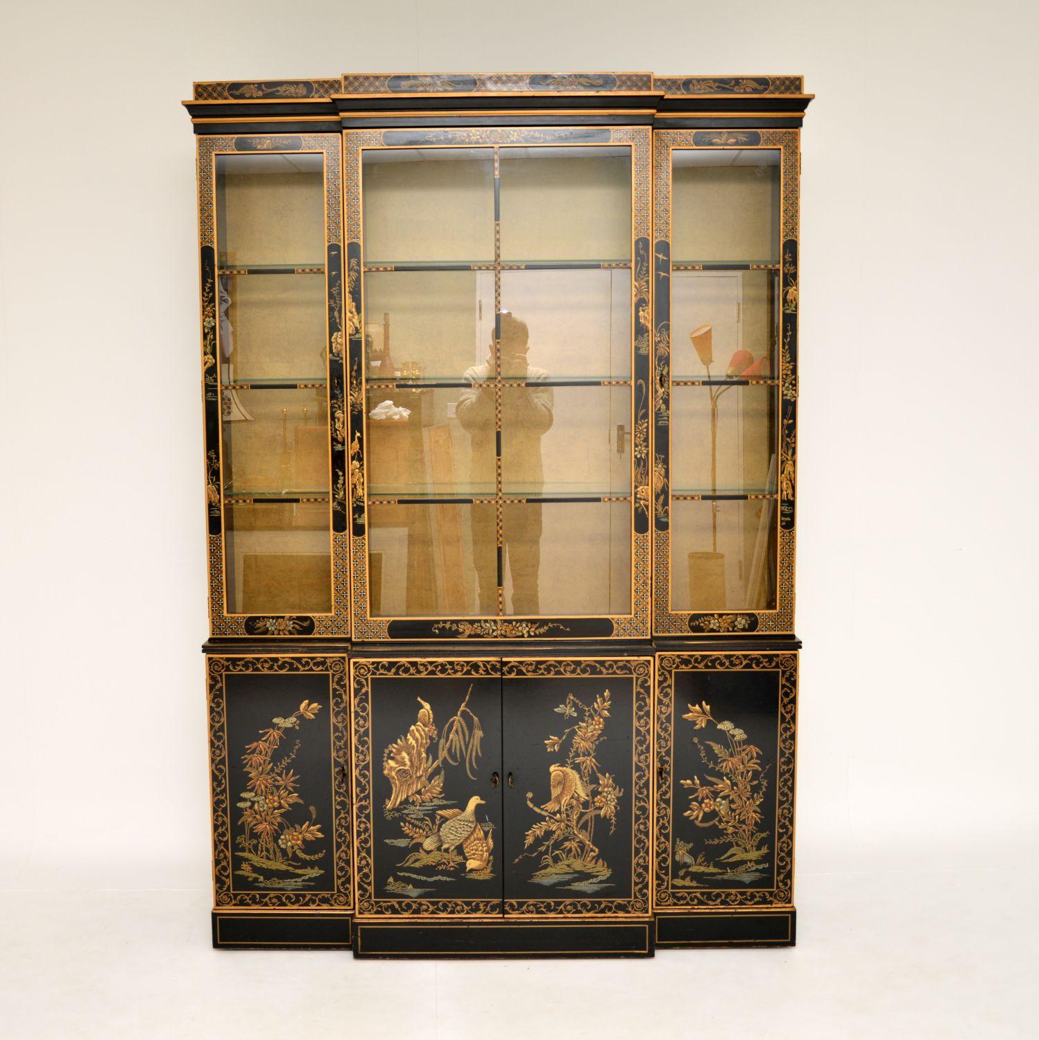 A stunning and very decorative chinoiserie breakfront bookcase / china cabinet. This was made in the USA by Drexel, it dates from around the 1960’s.

It is of amazing quality and is beautifully decorated with lacquered Chinese style chinoiserie