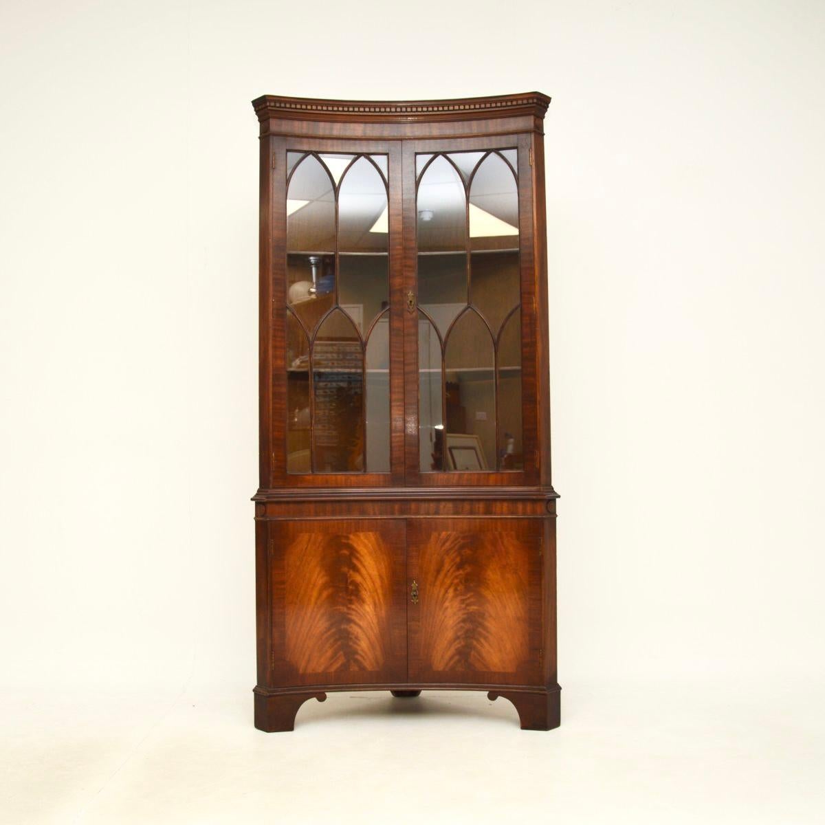 Impresionante armario esquinero cóncavo antiguo de estilo georgiano. Se fabricó en Inglaterra, lo dataríamos en torno a la década de 1930.

La calidad es excelente, tiene un tamaño estupendo y es un diseño muy útil. Las puertas superiores están