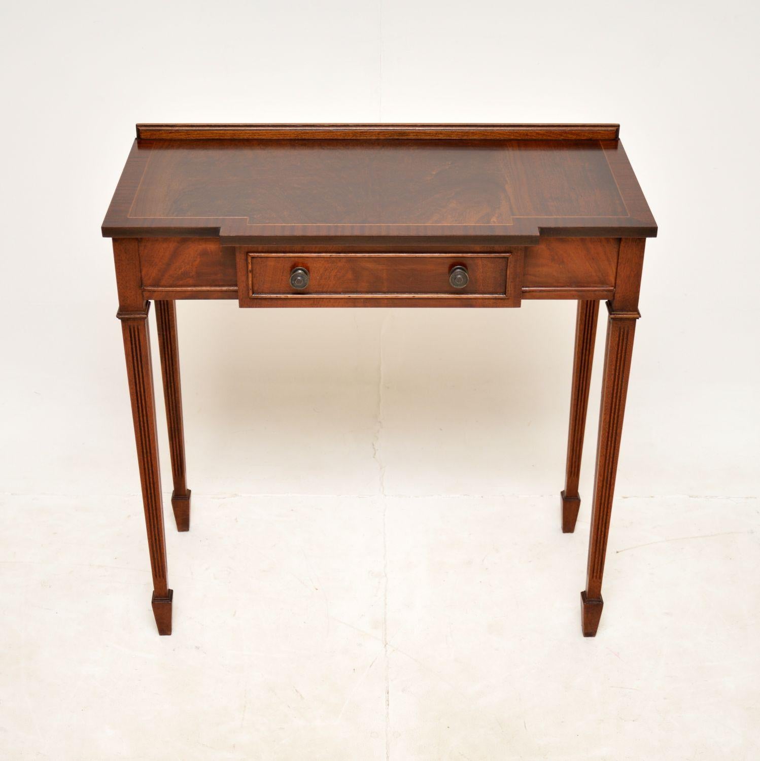 A smart and very well made antique console table in the Georgian style. This was made in England, it dates from around the 1950s.

The quality is fantastic, this is very useful Size with very nice proportions. The top has a breakfront design with a