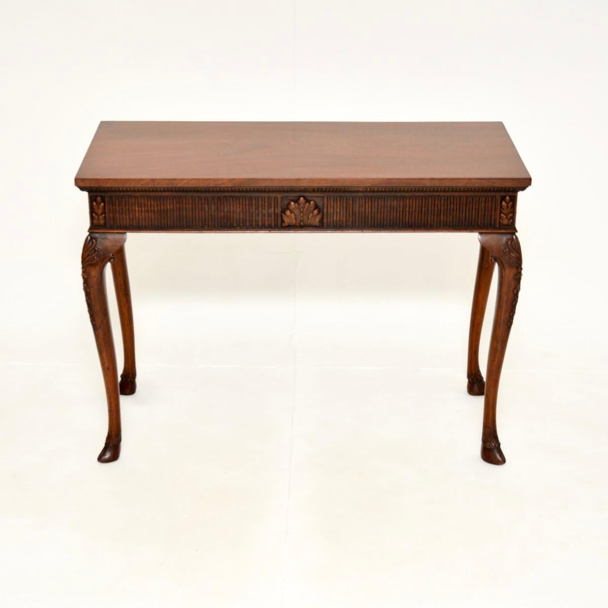 Une belle console / table d'appoint ancienne, fabriquée en Angleterre et datant d'environ la période 1890-1910.

Ce produit a un design agréable et utile et il est d'une qualité exceptionnelle. Le plateau repose sur une base dont tous les bords sont