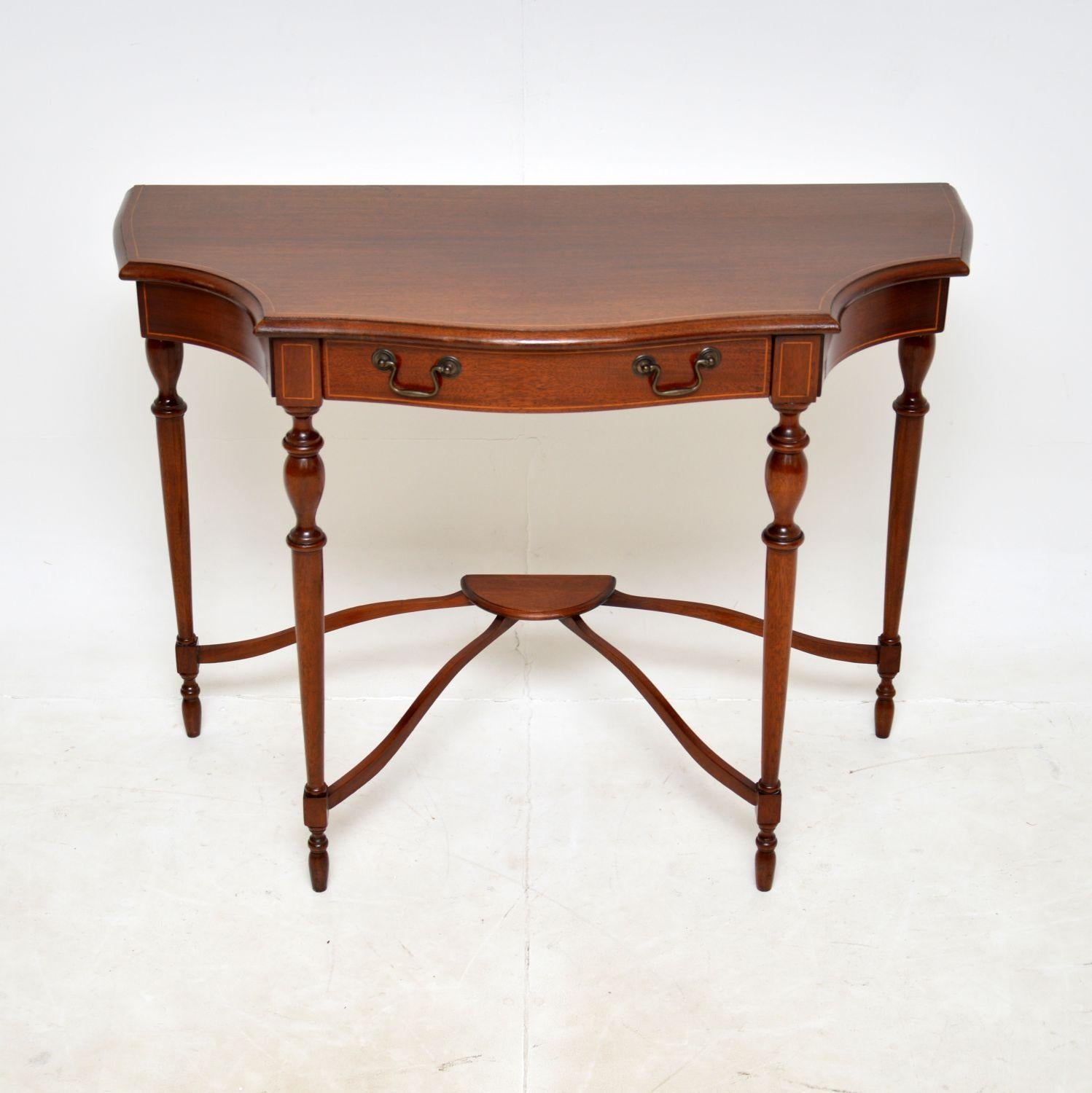 A beautiful and elegant antique console table in the Georgian style. This was made in England, it dates from around the 1950’s.

The quality is excellent, this sits on finely turned legs and has a gorgeous serpentine shaped front. There is