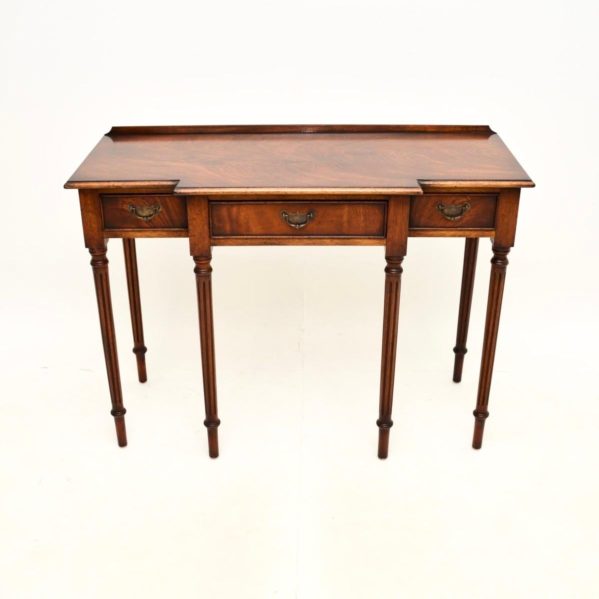 Une table console ancienne de style géorgien, élégante et très bien faite. Il a été fabriqué en Angleterre, il date des années 1950 environ.

La qualité est fantastique, c'est une taille très utile avec de très belles proportions. Le plateau