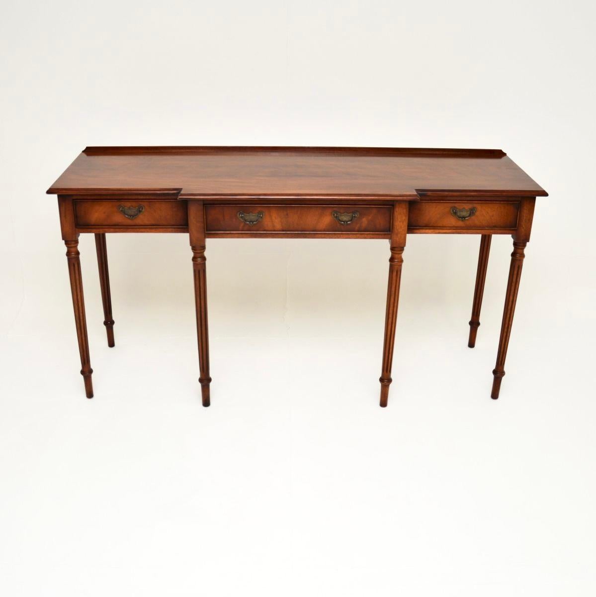 Une table console ancienne de style géorgien, élégante et très bien faite. Il a été fabriqué en Angleterre, il date des années 1950 environ.

La qualité est fantastique, c'est une taille impressionnante avec de très belles proportions. Le plateau
