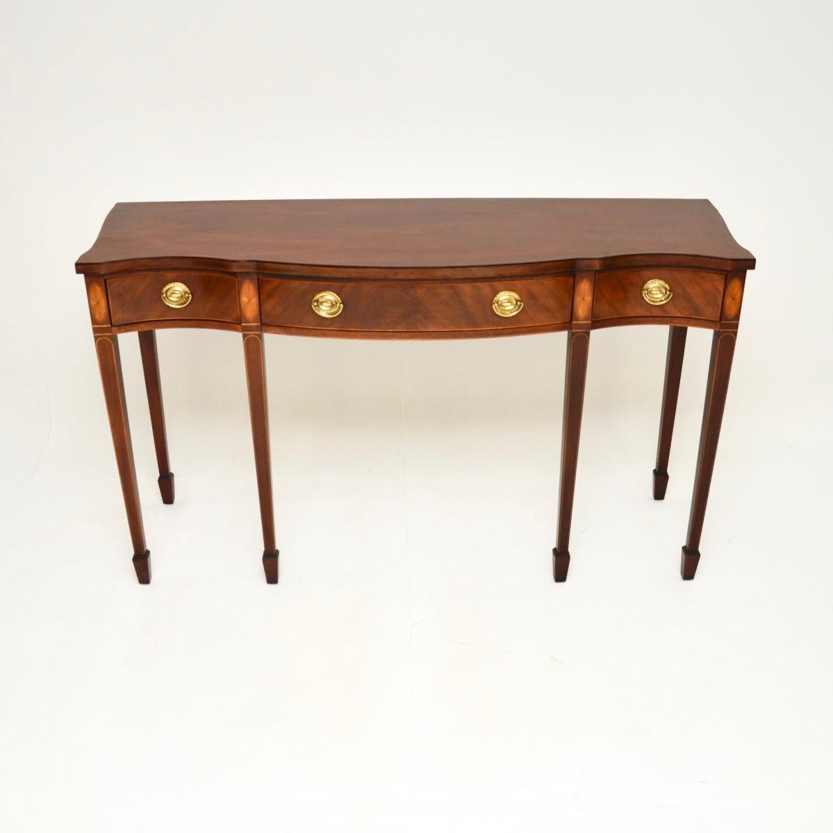 Excepcional consola antigua de estilo georgiano, fabricada en Inglaterra y datada en torno a la década de 1950.

Es de una calidad preciosa y está muy bien hecha. Es de un tamaño impresionante y muy útil, con un gran espacio de almacenamiento en los