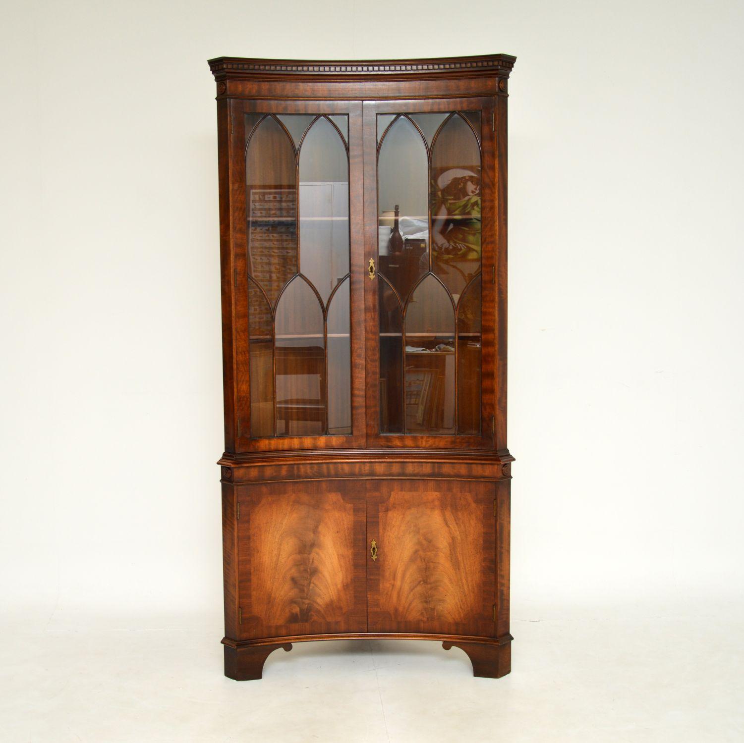 A very impressive antique Georgian style concave fronted corner cabinet. This was made in England & I would date it from around the 1930’s period.

The quality is excellent, this is a great size and is a very useful design. The upper doors are