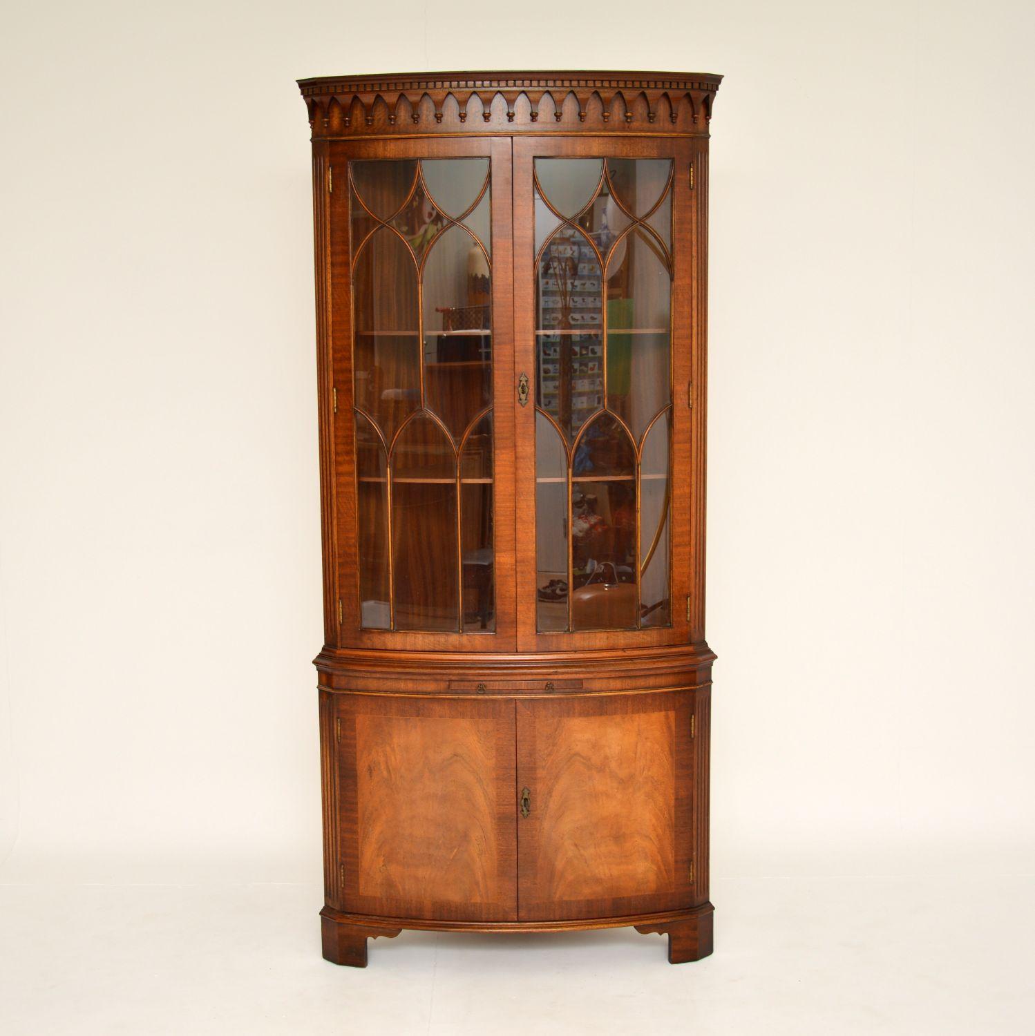 A beautifully made bow front corner cabinet in the antique Georgian style. This was made in England, it dates from around the 1950’s.

The quality is superb, this has gorgeous flame wood grain doors, it sits on bracket feet and has a stunning tear