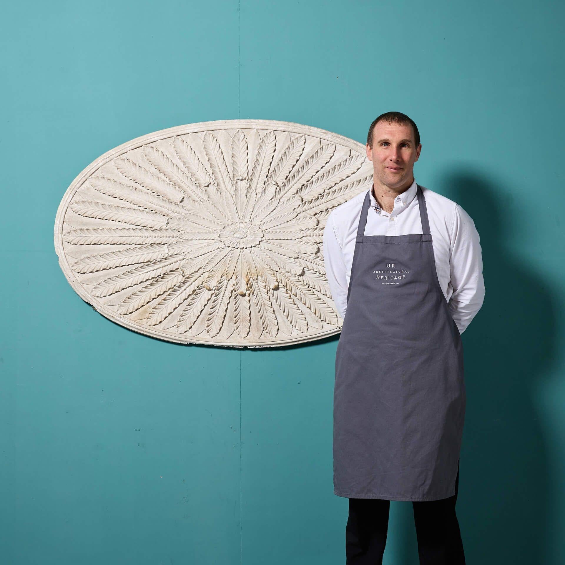 Un'antica targa da parete in gesso in stile georgiano, risalente ai primi anni del 1800. Un tempo pannello decorativo per il soffitto, questa patera ovale è un bellissimo pezzo di storia inglese ora riproposto come decorazione da parete. Sul retro
