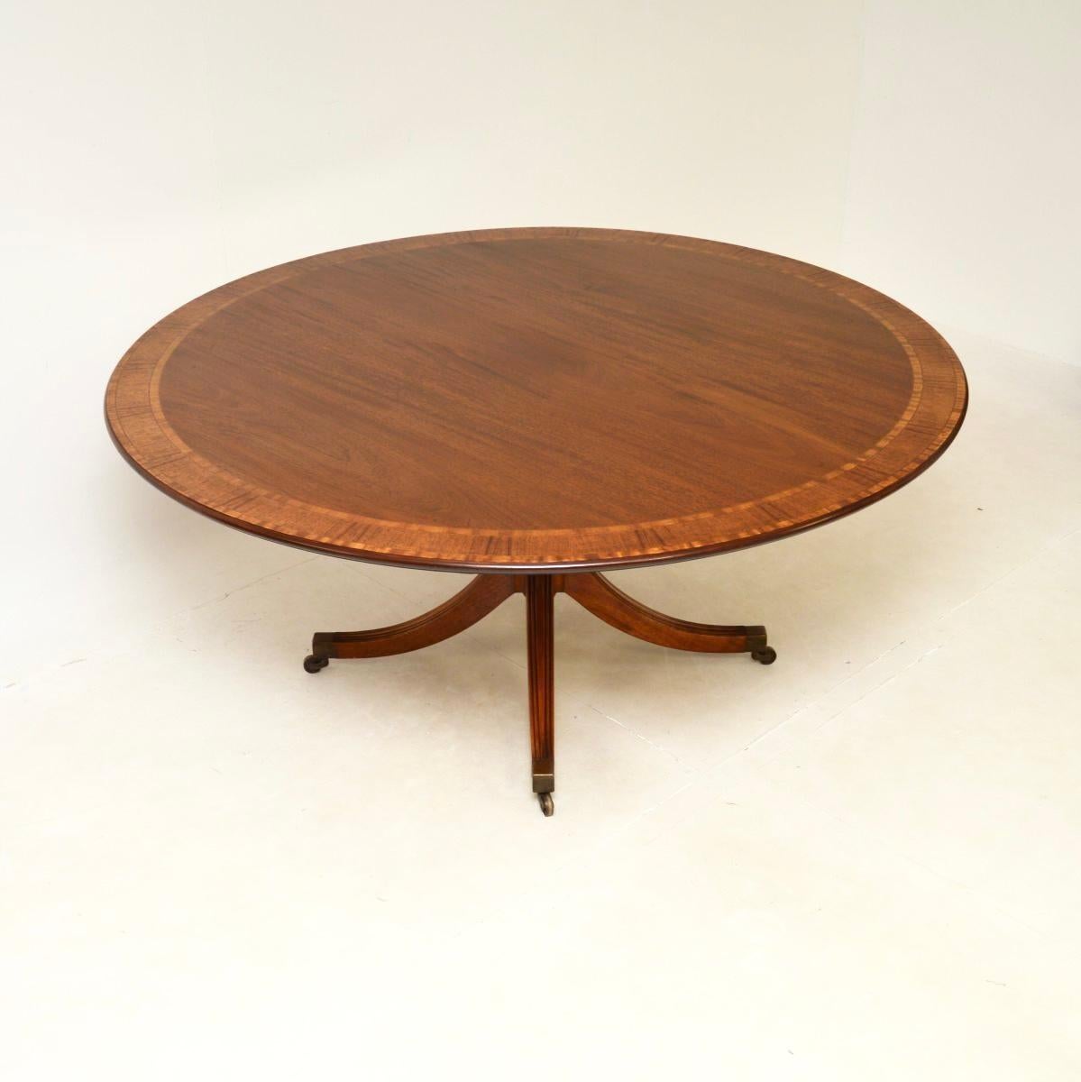Une table de salle à manger antique exceptionnelle de William Tillman. Il a été fabriqué en Angleterre dans les années 1950.

Il est d'une superbe qualité et c'est un modèle d'une grande élégance, pouvant accueillir confortablement huit personnes.