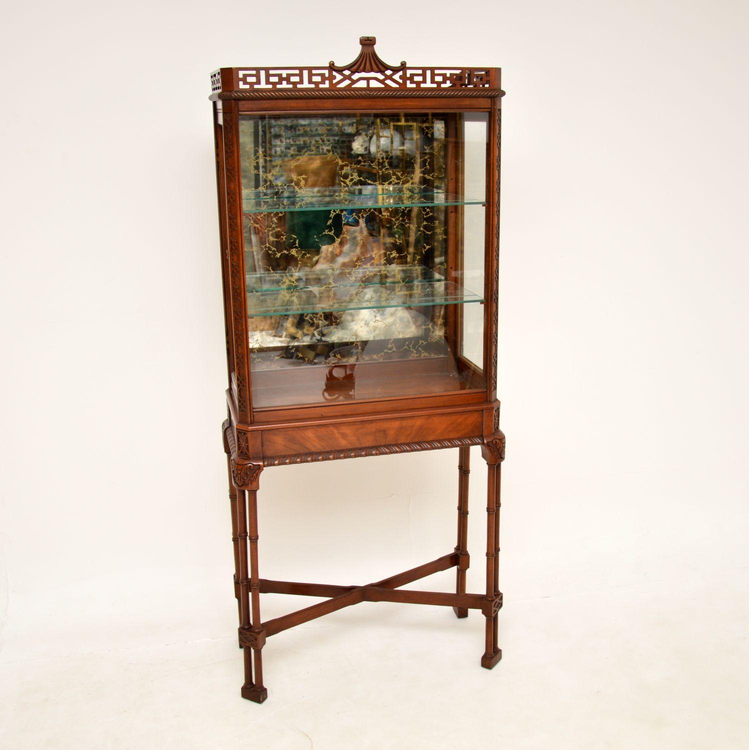 A beautiful and quite unusual antique display cabinet in the Georgian style. This was made in England, it dates from around the 1950-60s.

It is of superb quality and has a very interesting design. There are two glass doors that open outwards from