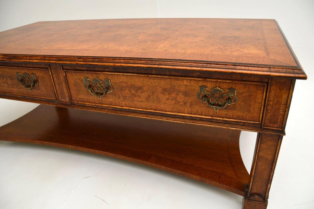 Mesa baja antigua de nogal con incrustaciones de estilo georgiano en venta 3
