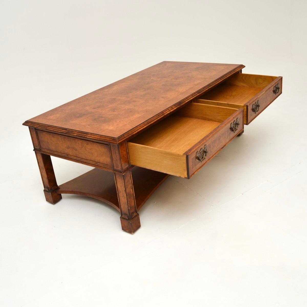 Mesa baja antigua de nogal con incrustaciones de estilo georgiano Georgiano en venta