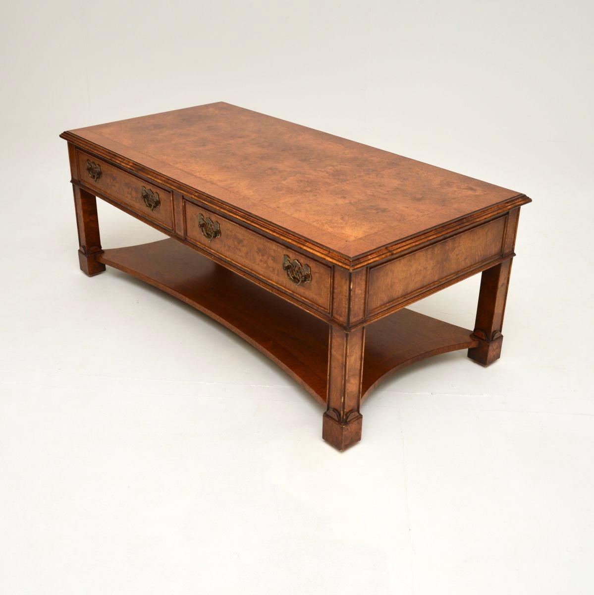 Mesa baja antigua de nogal con incrustaciones de estilo georgiano Británico en venta