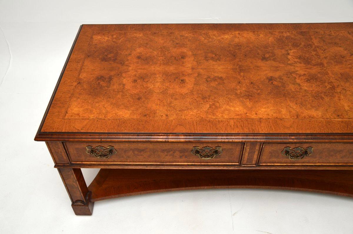 Mesa baja antigua de nogal con incrustaciones de estilo georgiano mediados del siglo XX en venta