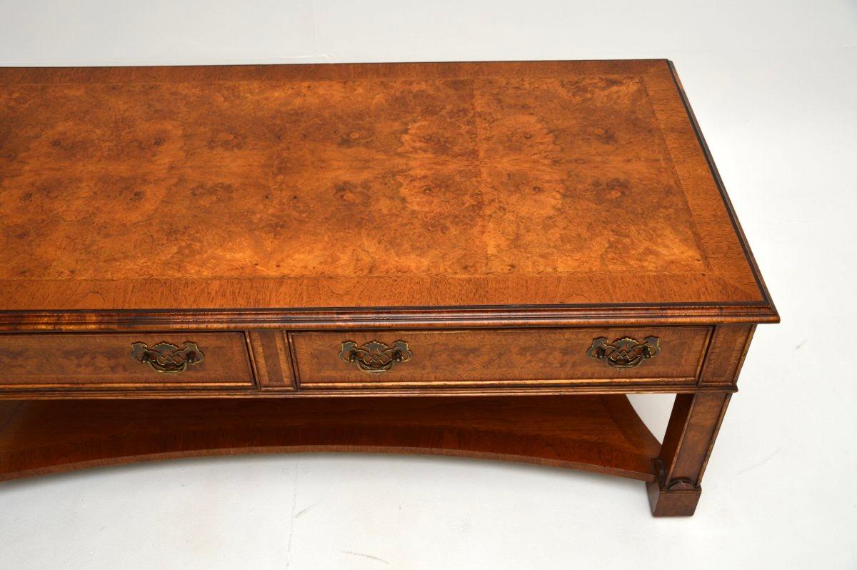 Mesa baja antigua de nogal con incrustaciones de estilo georgiano Nogal en venta
