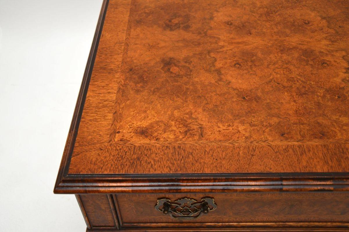 Mesa baja antigua de nogal con incrustaciones de estilo georgiano en venta 1